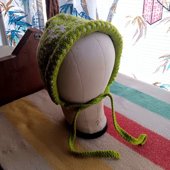 Vintage Hand-Knit Winter Bonnet Cap Green & White Cottage Hippy 1970s main image 6
